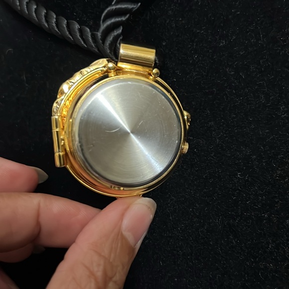 BOLD ELEGANCE Quartz Lion Head cubic zerconia stone, YG watch. Need battery. - Picture 4 of 6